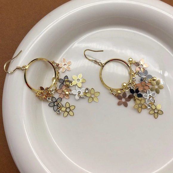 Gold Tone rhinestone Flowers Drop Earrings - Picture 3 of 3